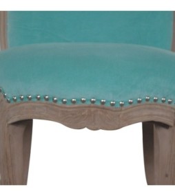 Fauteuil clouté en velours aqua