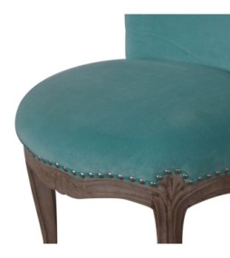 Fauteuil clouté en velours aqua