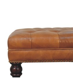 Pouf en cuir de buffle beige clouté avec pieds à roulettes
